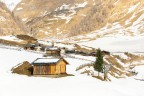 Questo idilliaco villaggio alpino si trova nella Val di Valles ed � immerso in un suggestivo paesaggio naturale montano unico nel suo genere in Alto Adige.
L'agglomerato di baite, fienili, una piccola chiesa e tre rifugi - un totale di ca. 30 edifici - affascina anche grazie all'originalit� delle strutture.
Costruita nel Medioevo come rifugio per i malati di peste e colera, oggi la malga � una delle attrazioni principali della zona, sia d'inverno che d'estate.