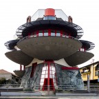 Incastrato tra le palazzine della speculazione '70/'80 si fatica ad isolarlo dal pessimo contesto.

Commenti e critiche sempre graditi

Ambrogio