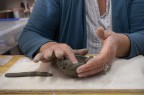 Mani esperte che modellano l'argilla Mani esperte che modellano l'argilla