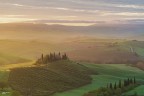 Alba dorata irraggia  il casolare.. Val D'orcia.
