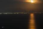 La luna e la sua scia sul mare..