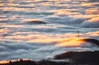 Alba sopra le nebbie, con pala eolica Alba sopra le nebbie, con pala eolica
