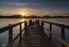 IL pontile al sorgere del sole. Lago Puccini. IL pontile al sorgere del sole. Lago Puccini.