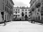 Sola me ne vo per la città Sola me ne vo per la città