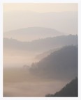 Profili collinari nebbiosi Profili collinari nebbiosi