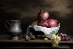 Frutta, noci e bicchiere di peltro Frutta, noci e bicchiere di peltro
