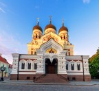 La cattedrale ortodossa di Tallin (Estonia). La storia dice che le cupole dorate sono state spogliate dell'oro perche era prevista la demolizione della Cattedrale che poi non fu pi� messa in atto.
Commenti e critiche sempre ben accetti.
