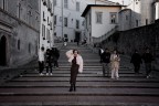 Tra la gente Tra la gente