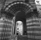 Perugia, Maest� delle Volte.
Hasselblad SWC, HP5 scaduta nel 2004