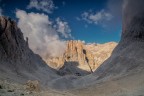 La conca del Gartl con le torri del Vajolet vista dal passo Santner, in basso il rifugio Re Alberto I�