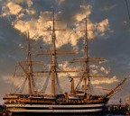 Foto del Vespucci ormeggiato nel porto di Ortona (CH).
Scattata al tramonto e salendo su di un muretto per evitare il cancallo che impediva una visione "pulita della nave". Purtroppo ho dovutoo tagliare alla base.