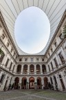 Palazzo Altemps � la sede del Museo Nazionale Romano dedicata alla storia del collezionismo. Quando era sede dell�ambasciatore di Francia a Roma Melchior de Polignac, il cortile � stato protetto da un �velario�, un telo facilmente smontabile che ha diverse funzioni: allontanare dalle sculture e dalle facciate lo sgrondo dell�acqua piovana, riflettere e diffondere l�illuminazione artificiale notturna. (fonte web)