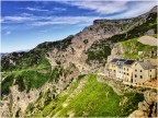 Localit� 'Porte del Pasubio', giugno 2026.
Il Rifugio sorse nel 1921, sui resti in muratura di densi e numerosi baraccamenti militari italiani, abbarbicati alla roccia, detti affettuosamente 'El Milan�n'.
�Chi ha salito senza palpiti d'amore
questo Calvario della Patria;
chi non sosta con animo purificato
su questa roccia gloriosa,
non entri in questo Rifugio,
n� contempli da queste libere altezze
la dolorante fecondit� del piano
e il mistero dei cieli�
Romana Rompato, poetessa di Schio (VI)