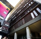 Sesto San Giovanni.
  L'architetto PieroBottoni  ha l�incarico  di progettare della nuova sede del comune nell�estate del 1960.   "Stile brutalista"