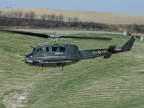 Un AB-205 dell'Esercito si addestra alla navigazione tattica a bassissima quota seguendo il profilo del Chianti. Notare che il secondo pilota presta pi� attenzione ai fotografi che al terreno, meno male che era il "secondo".