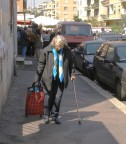 Questa � la foto con la quale ho partecipato al contest 18.
Qualche spiegazione, visto che prima non l'ho potuta dare:
Si tratta di una foto �rubata� all'uscita di un mercatino rionale.
Mi sembrava proprio un viaggio arduo quello della signora anziana che rientrava a casa, con la sporta colma e con seri problemi di deambulazione. Tutto qui.
Ringrazio caldamente tutti quelli che l'hanno votata.