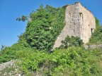 Casolare con rampicanti. Casolare con rampicanti.