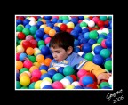 Riccardo immerso nelle palline Riccardo immerso nelle palline