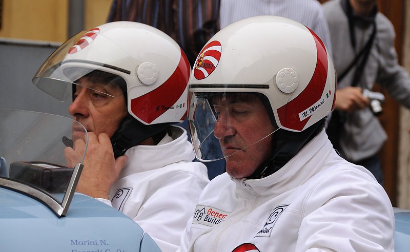 18. Caschi bianchi.jpg