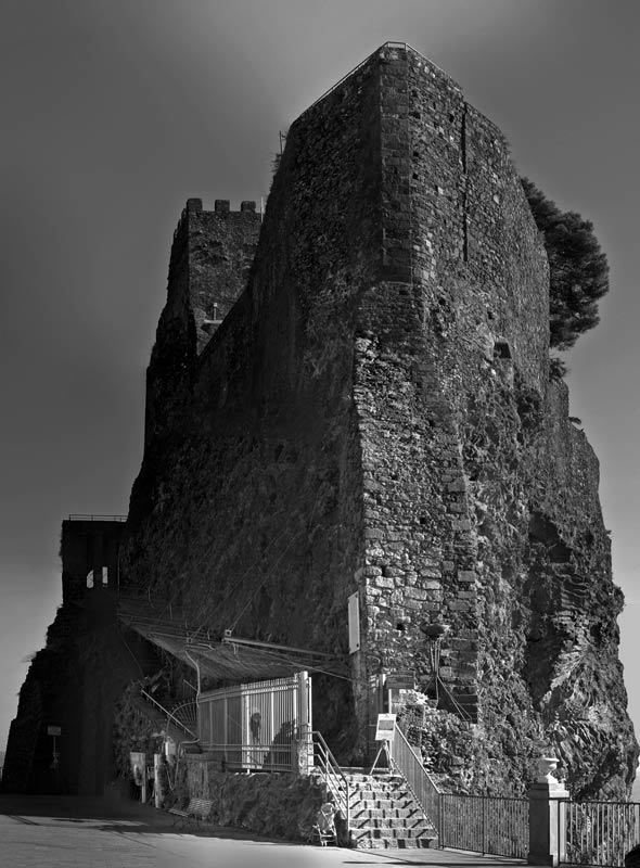 Castello-bw.jpg