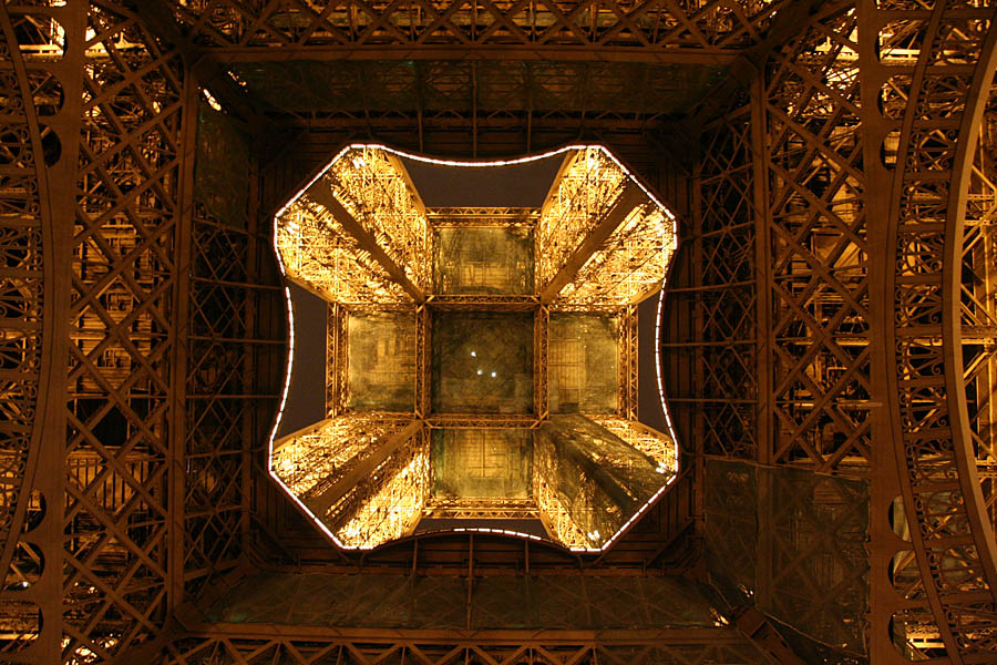 Eiffel sotto notte.jpg