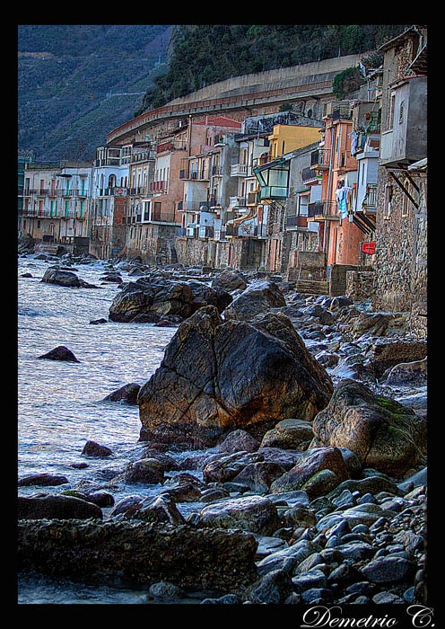 Le antiche case dei pescatori di Scilla.jpg