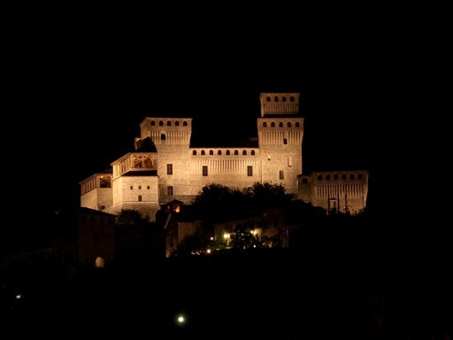 Torrechiara notturna.jpg
