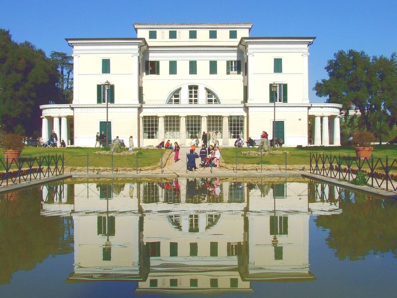 Villa_torlonia_back_side_roma_m.JPG